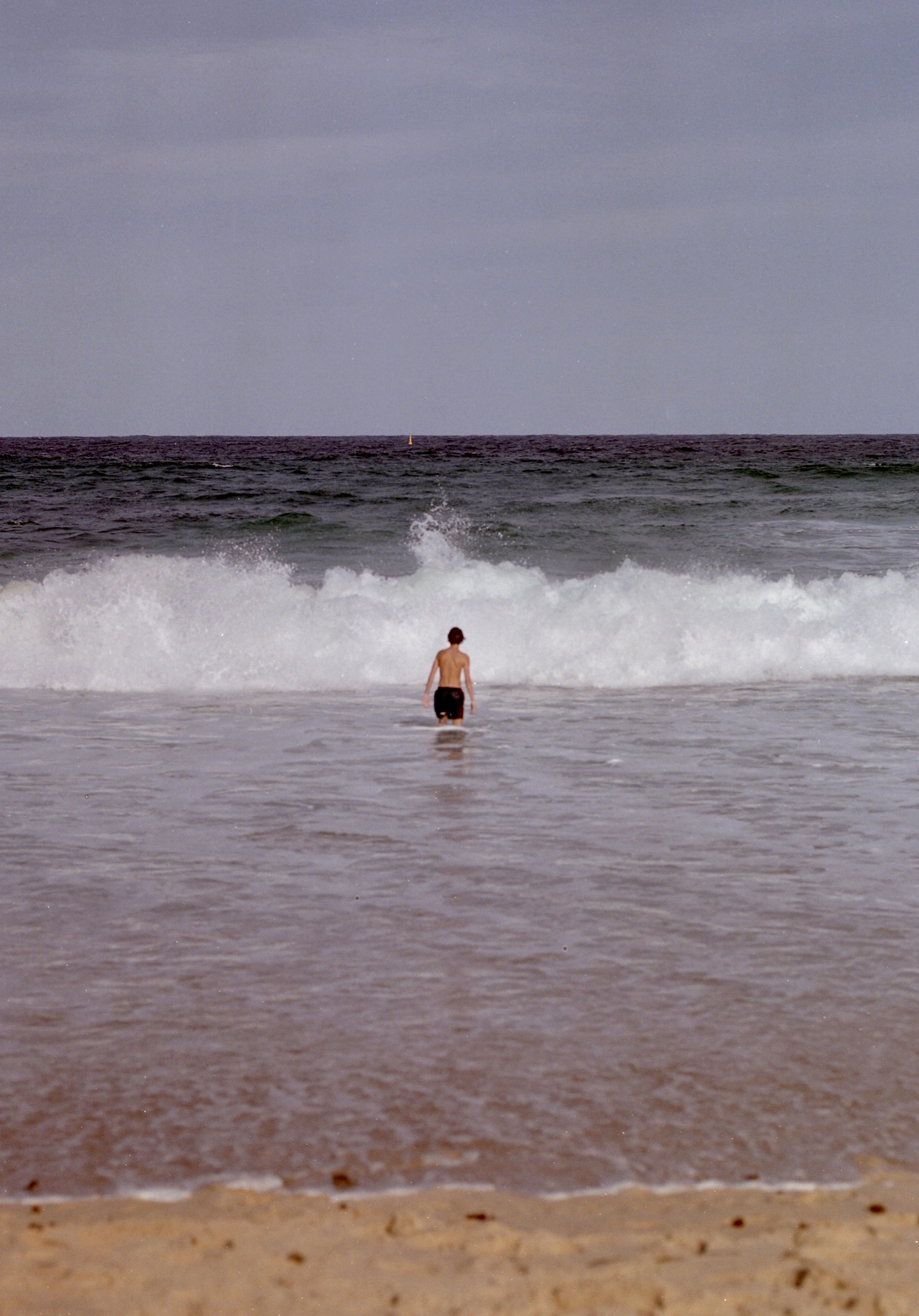 Threshold (Childhood) - 2025 Sydney documentary photography, color negative film - Hu Xing Photography. Shot on Hasselblad 500C/M. 2025年悉尼人文纪实摄影，彩色负片，悉尼海滩风景，哈苏 - 胡星摄影