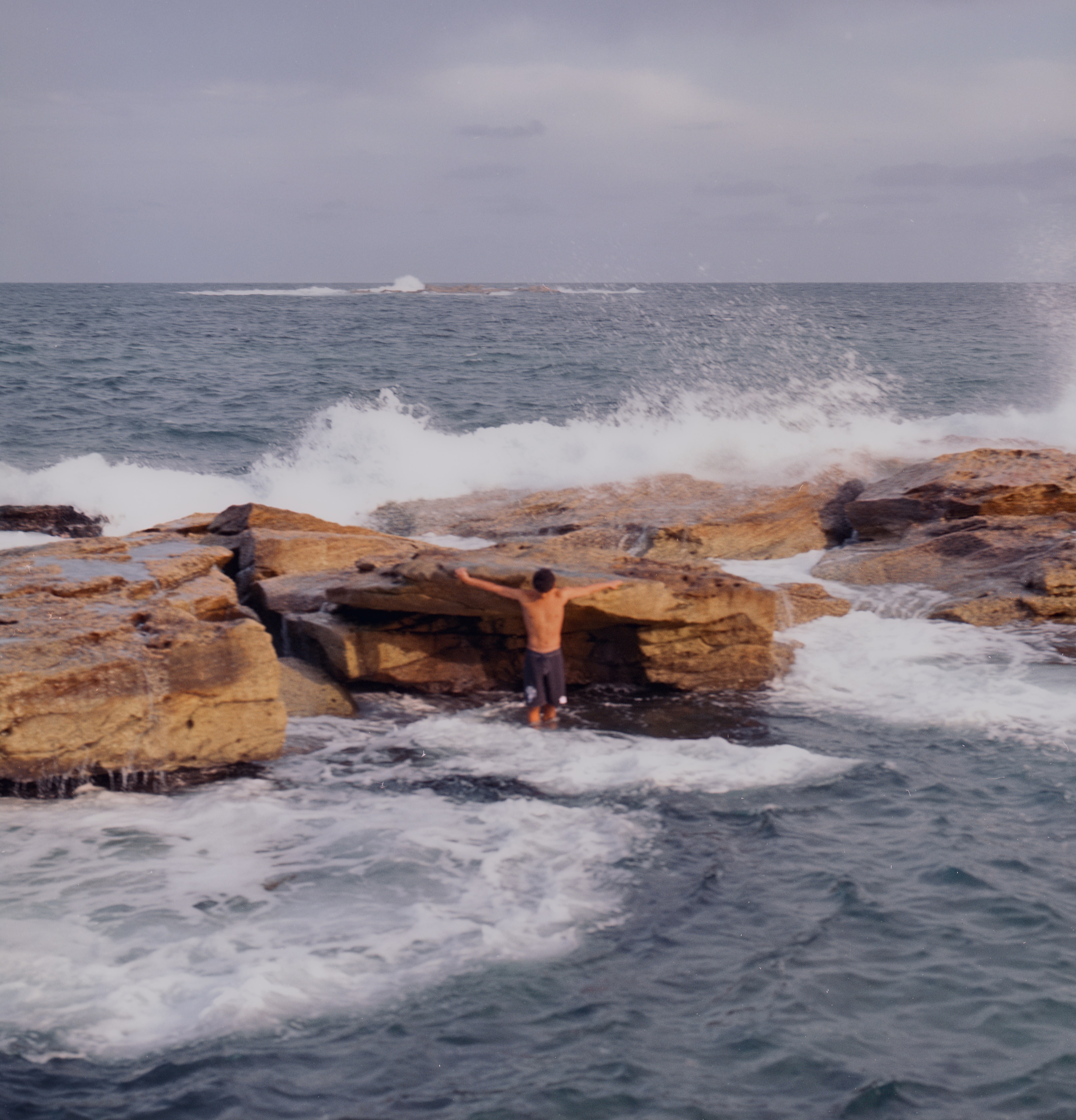 Courage (Braving the Break) - 2025 Sydney documentary photography, color negative film - Hu Xing Photography. Shot on Hasselblad 500C/M. 2025年悉尼人文纪实摄影，彩色负片，悉尼海滩风景，哈苏 - 胡星摄影