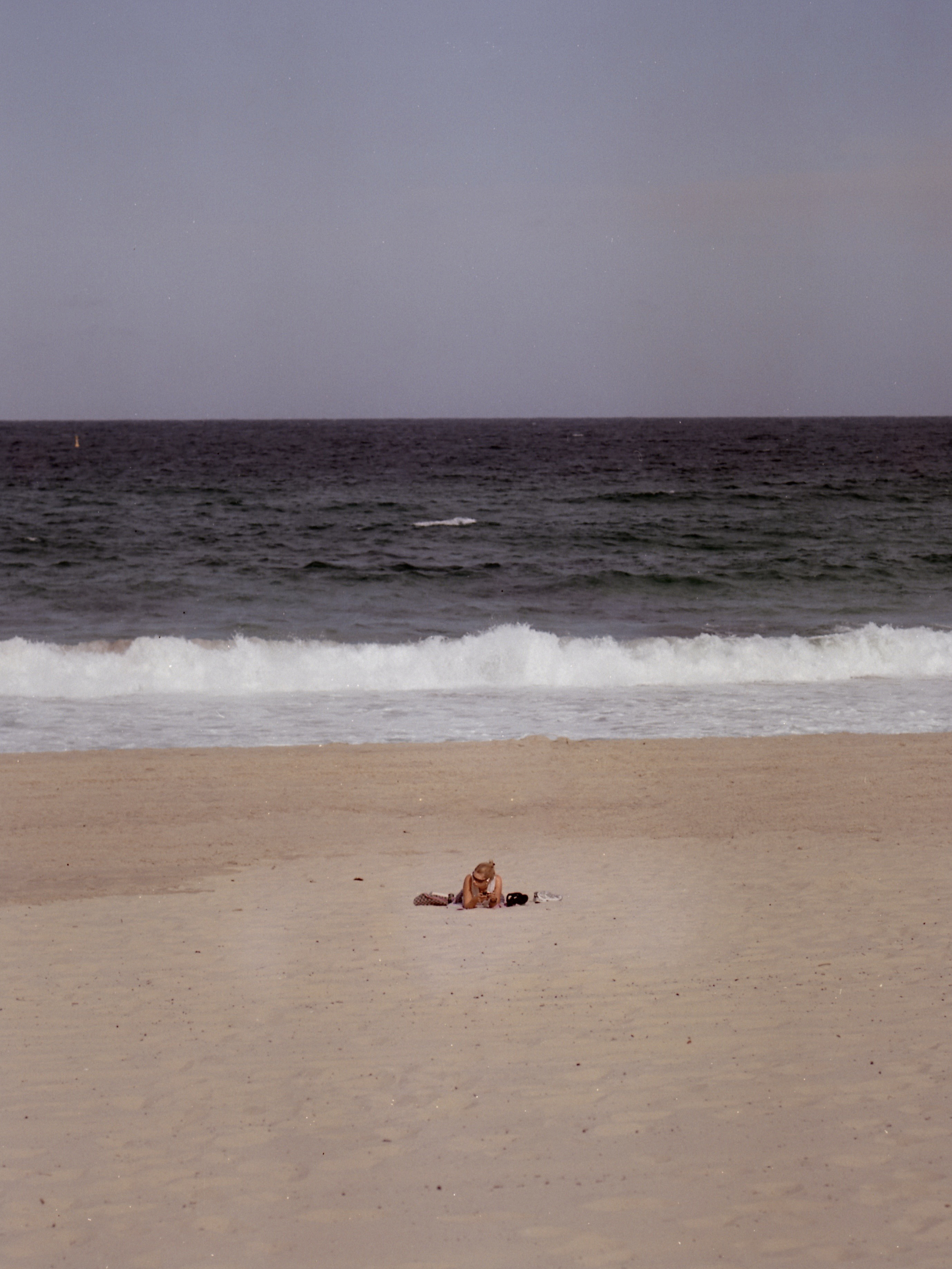 Rest (Everyday Peace) - 2025 Sydney documentary photography, color negative film - Hu Xing Photography. Shot on Hasselblad 500C/M. 2025年悉尼人文纪实摄影，彩色负片，悉尼海滩风景，哈苏 - 胡星摄影